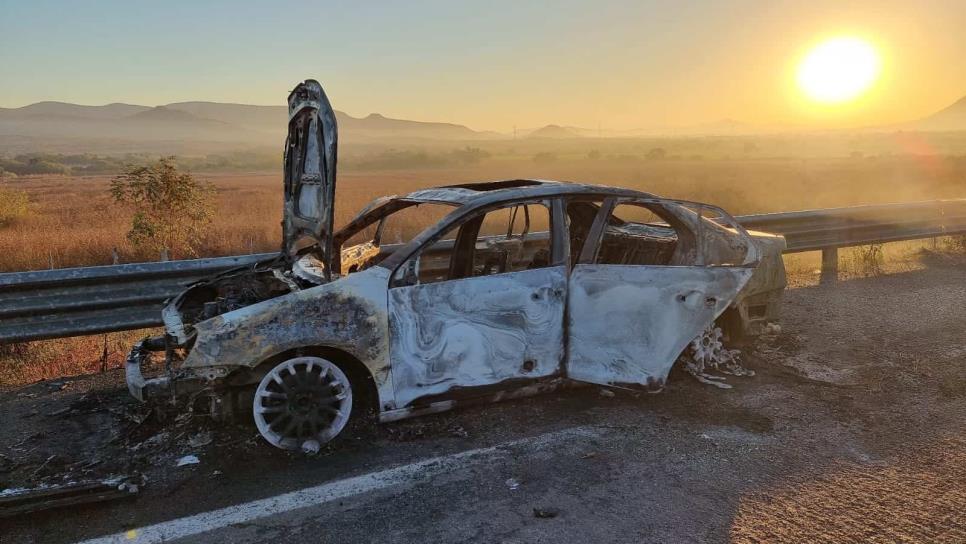 Hallan carro quemado con dos cuerpos calcinados al sur de Culiacán