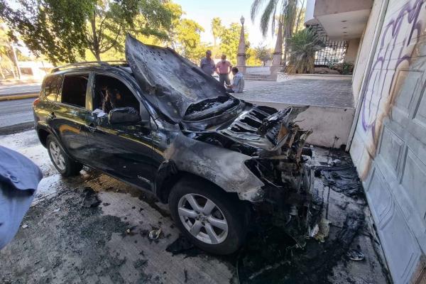 Se quema camioneta y provoca caos vial sobre el Malecón, en Culiacán