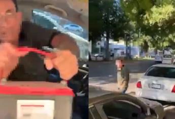 Captan a hombre al robar pila de auto en Culiacán; lo denuncian en redes sociales