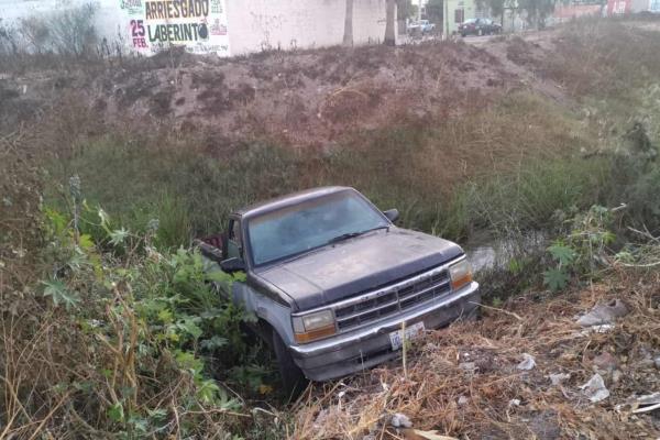 Limpiaba el cristal de su camioneta y se le va a un dren