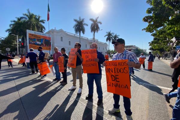 Policías jubilados cierran la Obregón en Culiacán