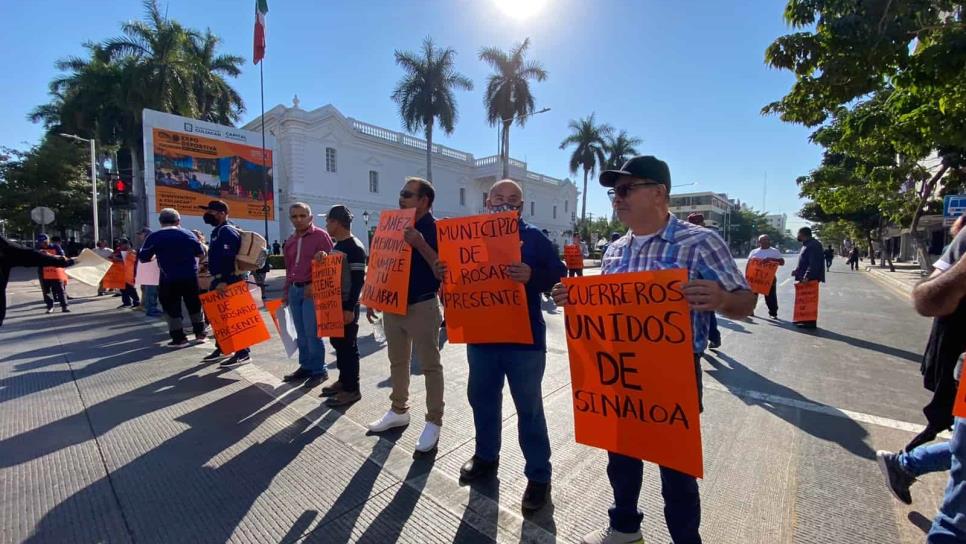 Policías jubilados cierran la Obregón en Culiacán