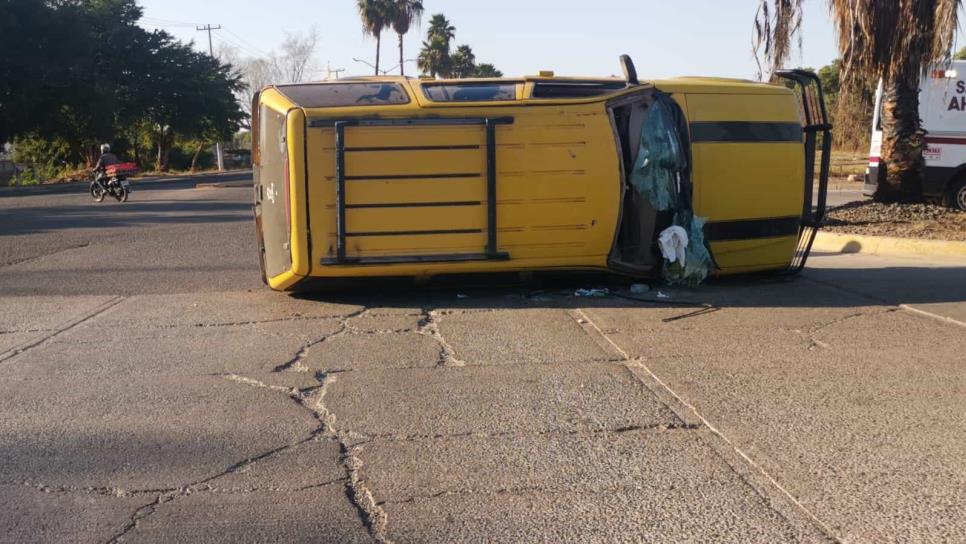 Vuelca camioneta tras chocar en Los Mochis