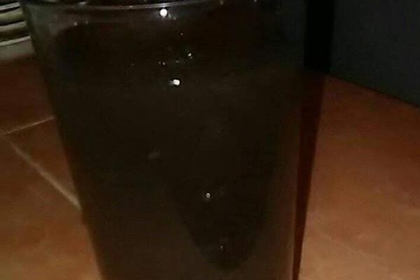 Vecinos de San Blas reciben agua turbia y fétida en sus domicilios