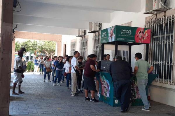 Hasta tres horas hacen para comprar boletos para el Carnaval de Mazatlán