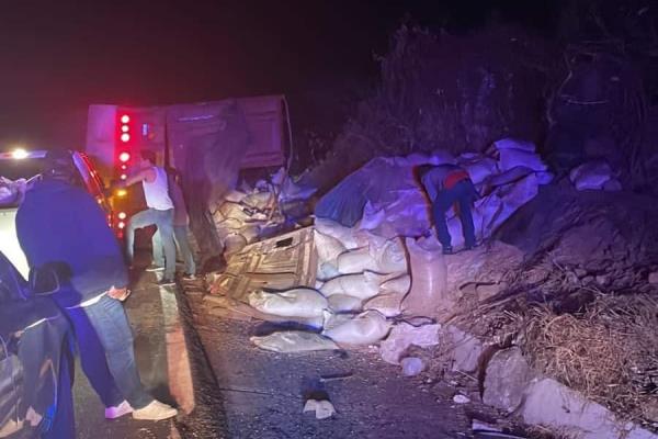 Vuelca tráiler en Concordia; creían que era cerveza, corren a la «rapiña» y era frijol