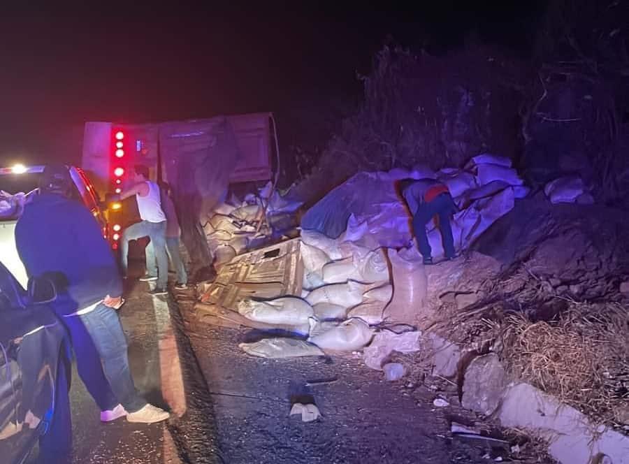 Vuelca tráiler en Concordia; creían que era cerveza, corren a la «rapiña» y era frijol