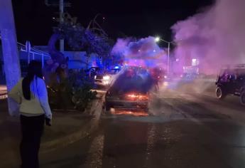 Se incendia un vehículo en transitado sector de Los Mochis