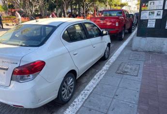 Multan a conductores por estacionarse en línea blanca en el Centro de Mazatlán