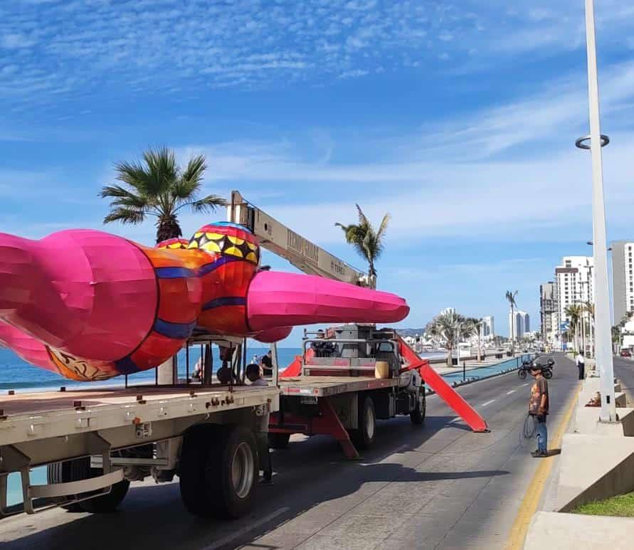 Llegan los monigotes al Malecón de Mazatlán ¡Ya huele a Carnaval!