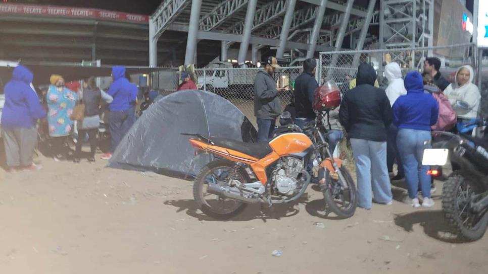 Aficionados de Cañeros acampan para comprar boletos