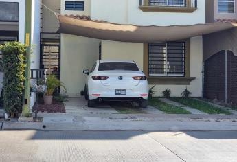 Ejecutan a mujer dentro de auto en vivienda del sector Portalegre, en Culiacán