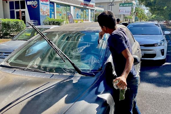 Hasta $1,500 al día gana un limpiaparabrisas en Culiacán