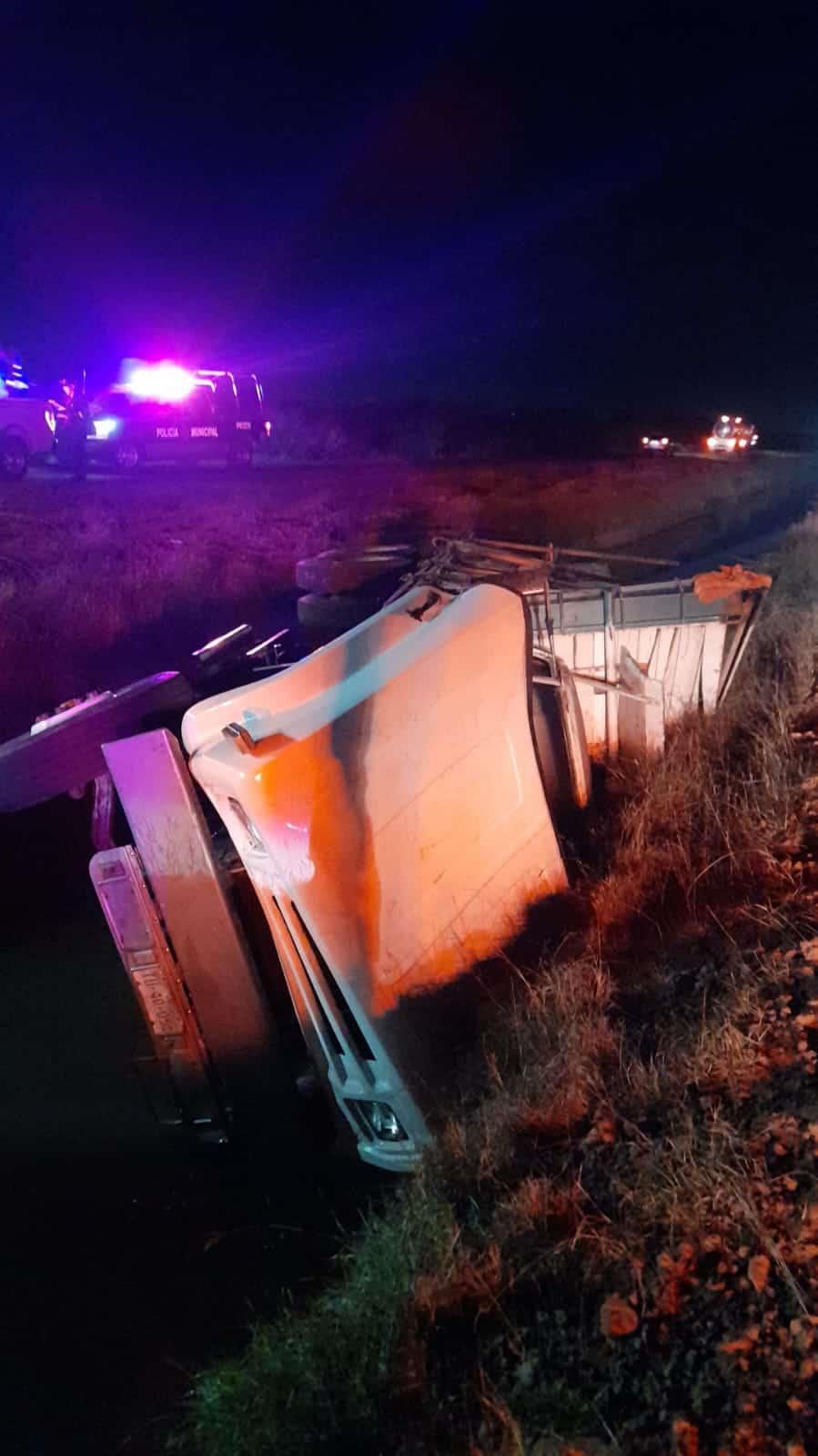 Camión cargado con madera cae al canal Lateral 18