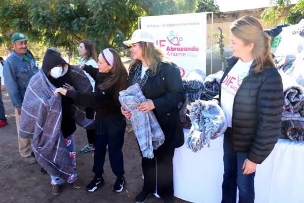 Reparten cobijas entre jornaleros agrícolas de Ahome