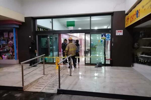 Se incendia un local de fotografía en una plaza comercial de Los Mochis