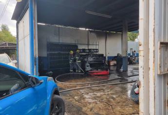 Fuego arrasa con carro dentro de taller de carrocería, en Culiacán