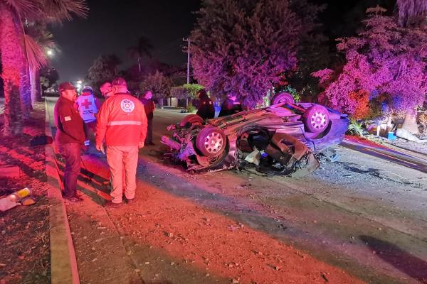 Volcadura por la Mochis - Topo deja una mujer prensada, el novio iba ebrio