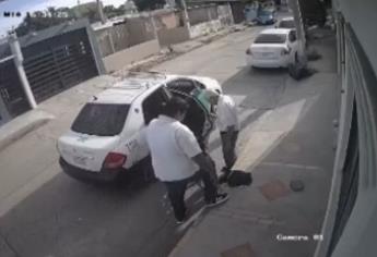 Taxista roba cartera que se le cayó a mujer en silla de ruedas y lo despiden