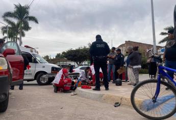Motociclista se pasa un alto y lo embiste un vehículo en Los Mochis: está grave