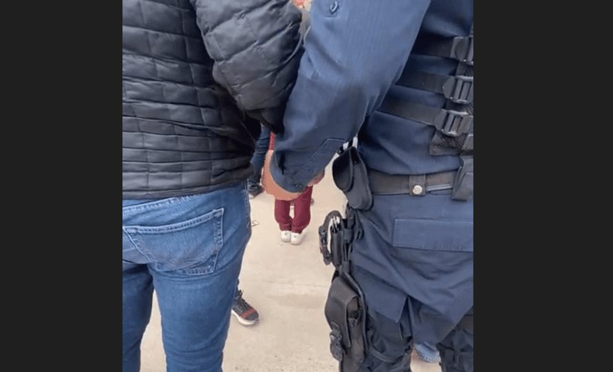 Captan a policía recibiendo presunto soborno en las filas del Chevron Park