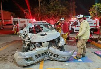 Carrocero destroza auto que iba a reparar tras chocar, en Culiacán