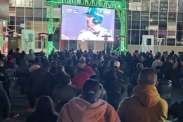 Cientos de ahomenses abarrotan explanada de palacio para apoyar a Cañeros; esperan triunfo