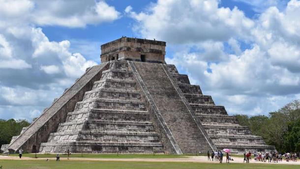 Golpean a turista por subirse a la pirámide de Chichén Itzá | VIDEO