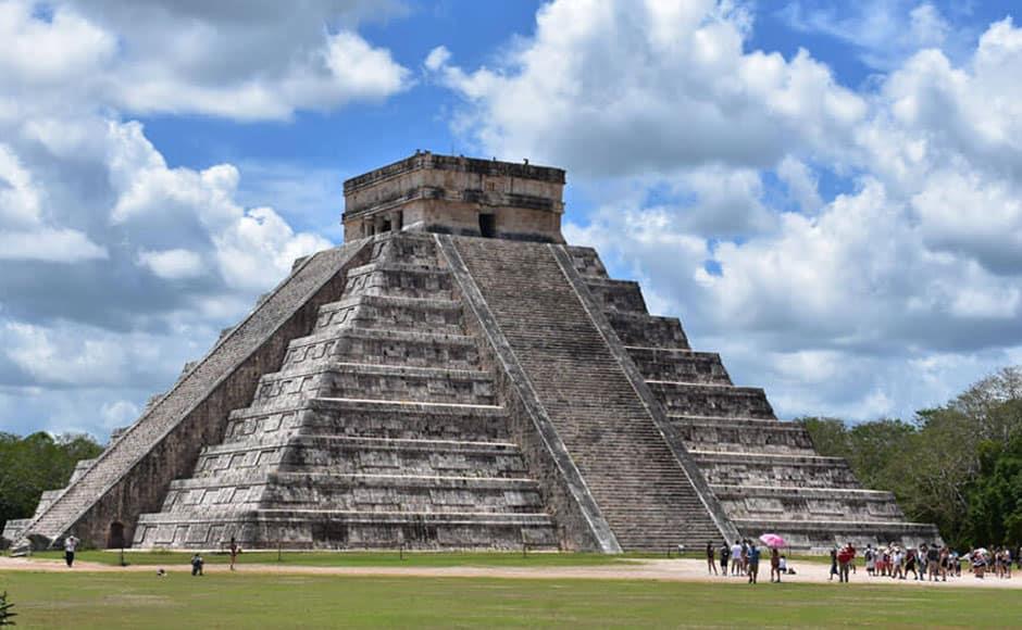 Golpean a turista por subirse a la pirámide de Chichén Itzá | VIDEO