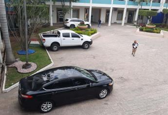 Funcionarios de Mazatlán están obligados a retirar polarizados de vehículos oficiales