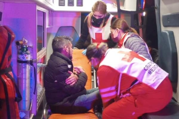 Édgar terminó lesionado al chocar con un árbol y volcar en su camioneta