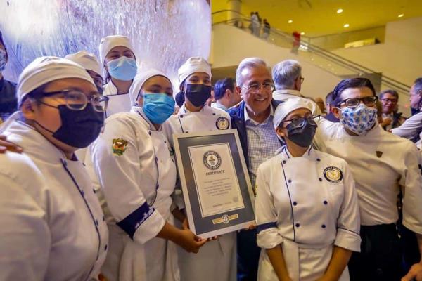 Mazatlán establece Récord Guinnes con el coctel de camarón más grande del mundo