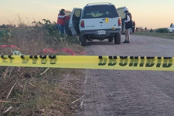 Encuentran a joven sin vida arriba de una camioneta en Ahome