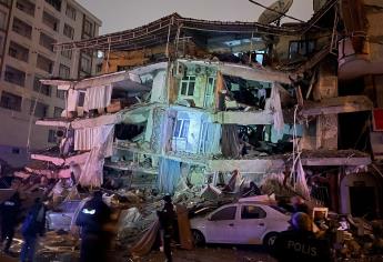 Terremoto magnitud 7.8 azota a Turquía; hay decenas de edificios colapsados