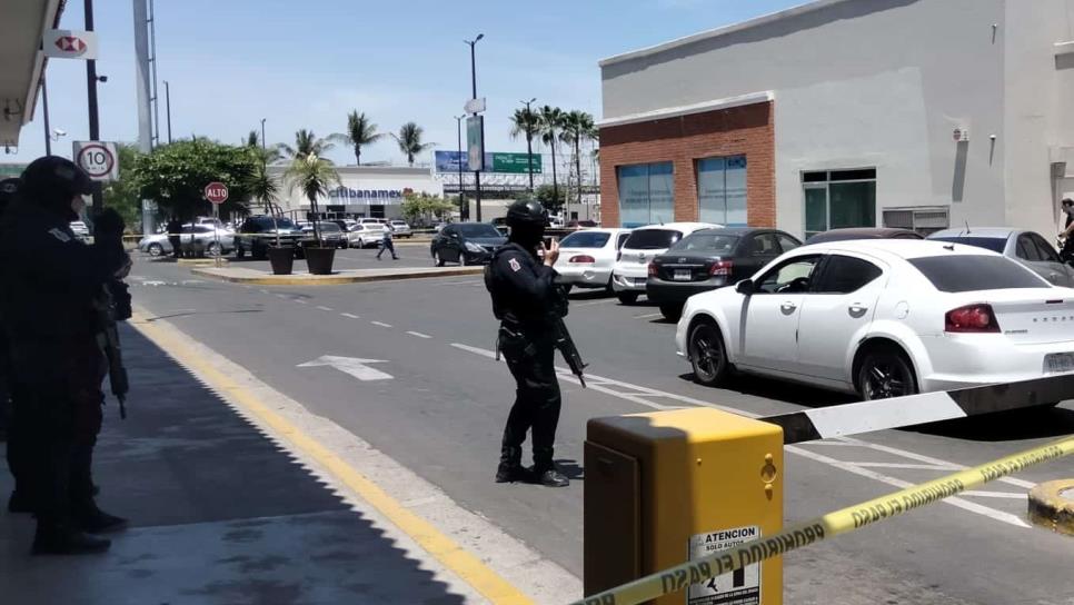 Sujeto se lleva más de $10 mil tras asaltar zapatería en tienda departamental de Culiacán