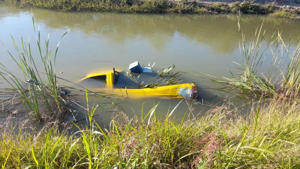 Hombre choca y termina dentro del canal Lateral 18, en Los Mochis