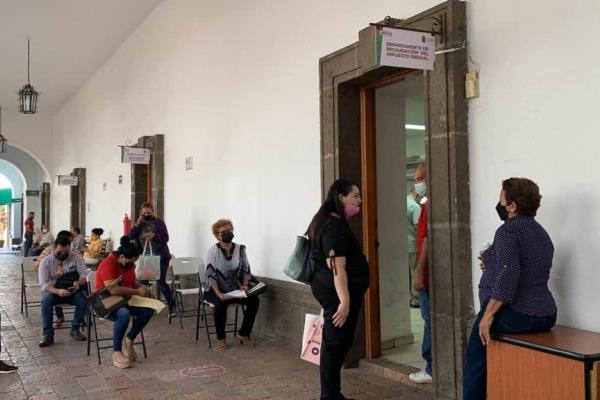 Alcalde Juan de Dios Gámez regresa al Ayuntamiento y paga su predial