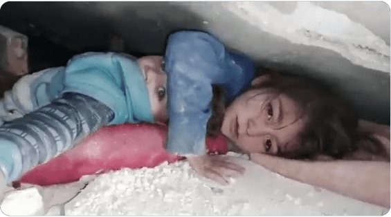 Terremoto en Turquía: pequeña niña héroe cuidó a su hermanito entre los escombros | VIDEO