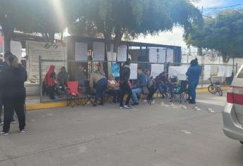 Padres de familia bloquean calle y paran labores en primaria de Los Mochis