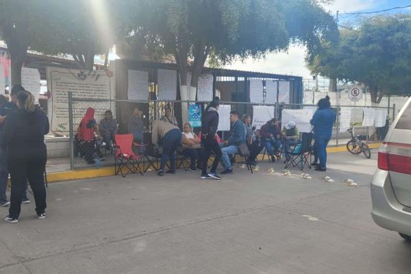 Padres de familia bloquean calle y paran labores en primaria de Los Mochis