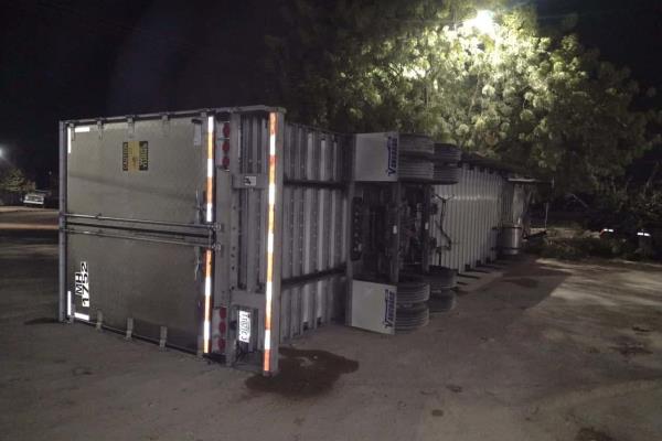 Se suelta caja de un tráiler en Ruiz Cortines y deja daños materiales
