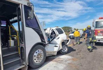 Un muerto deja choque de camión contra camioneta, cerca de El Salado