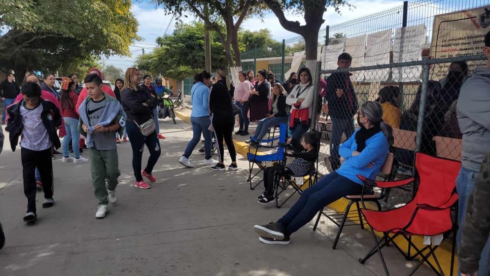 Padres de familia liberan primaria tras 3 días de protesta en Los Mochis