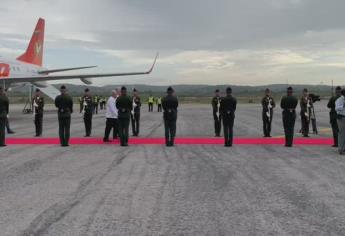 Presidente de Cuba llega a México; lo recibe AMLO