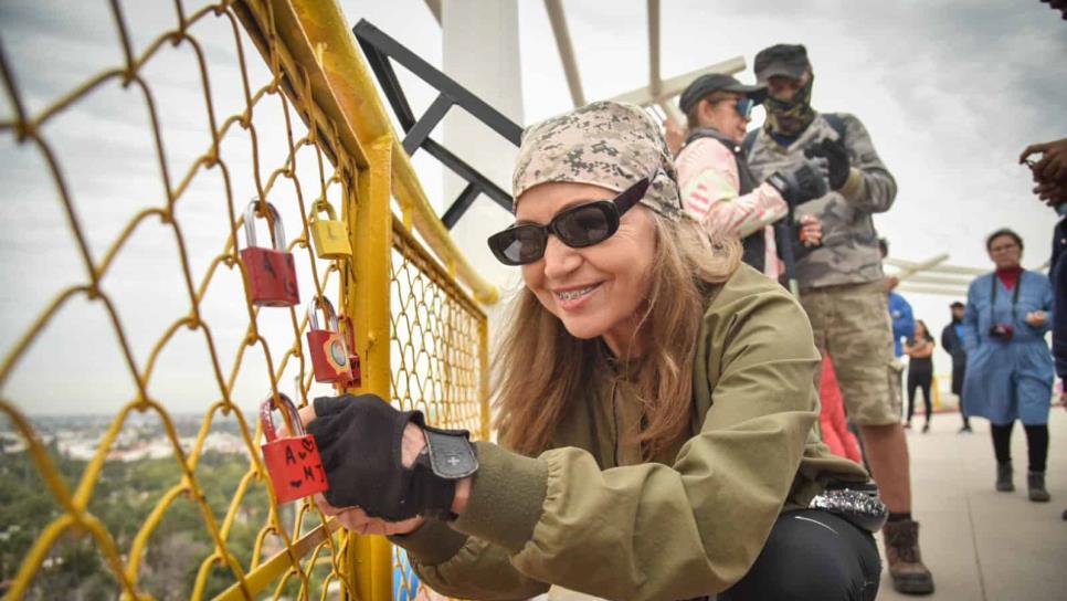 Se vive la ruta de amor  «Lock your love» en el Cerro de la Memoria