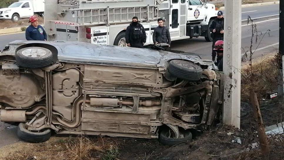 Joven termina lesionado tras volcar en automóvil sobre la carretera Culiacán-Eldorado