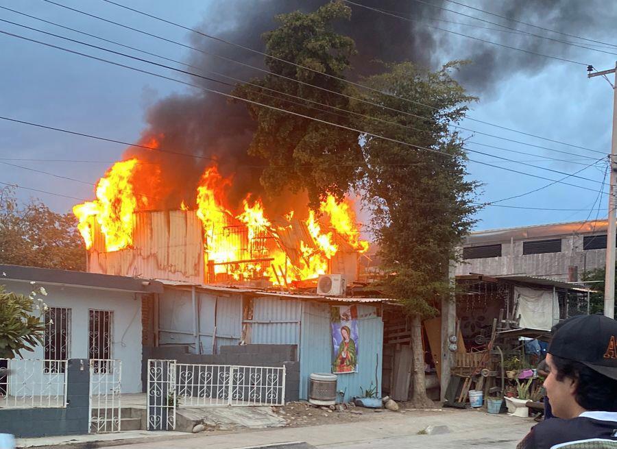 Bomberos sofocan incendio en la Ruiz Cortines, en Culiacán