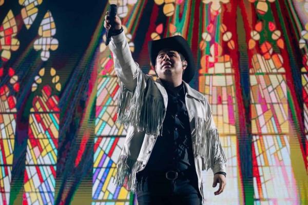 «Levantan» al cantante Alfredo Olivas en Zacatecas