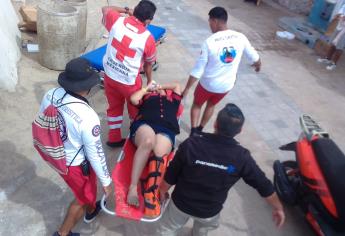 Mujer cae de parachute y termina con lesiones en una pierna en playas de Mazatlán | VIDEO