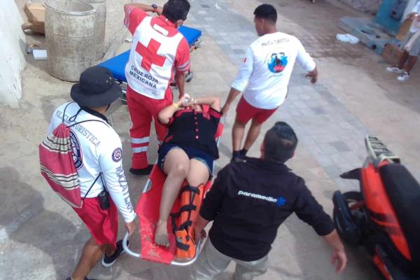 Mujer cae de parachute y termina con lesiones en una pierna en playas de Mazatlán | VIDEO